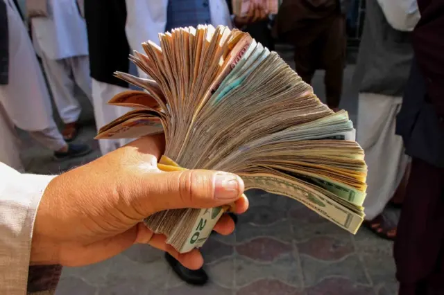 سابقہ حکومت کے اہلکاروں کے گھروں سے رقم اور سونا برآمد: افغان سنٹرل بینک