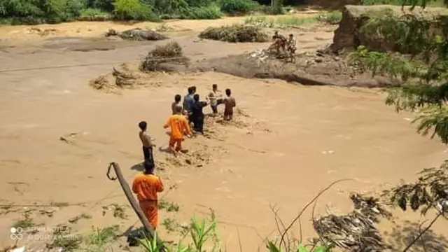 ပခုက္ကူမှာ ရွှေချောင်း ချောင်းလယ်ပိတ်မိနေတဲ့ ကလေး ၂ ဦးကို မီးသတ်ကယ်