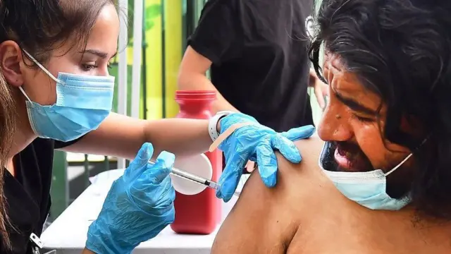 தடுப்பூசி செலுத்தப்படும் நபர்