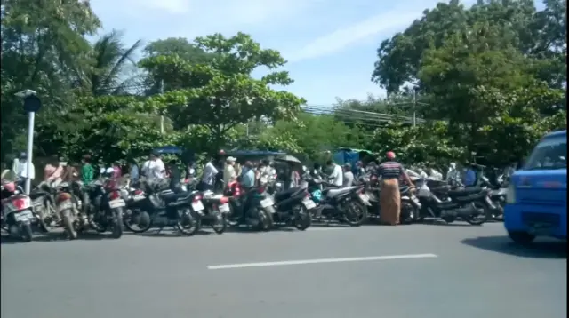 သိပ္ပံလမ်း ကညနရုံးမှာ မော်တော်ယာဉ် လိုင်စင်သက်တမ်းအတွက် တန်းစီစောင့်ဆိုင်းနေပုံ