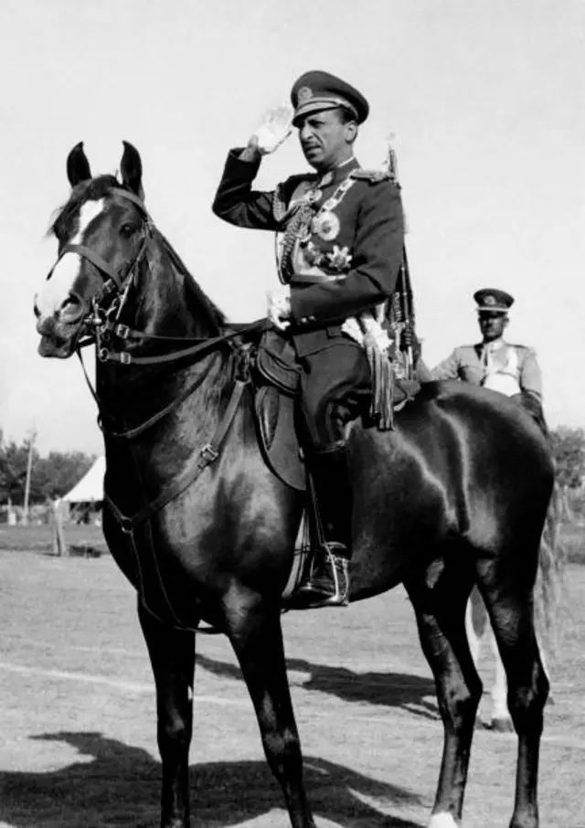 أُطيح بزاهر شاه في انقلاب عام 1973، ولم يعد إلا في عام 2002 بعد سقوط نظام طالبان،ولعب دورًا رمزيًا في الانتقال إلى حكومة الرئيس حامد كرزاي المدعومة من الولايات المتحدة.