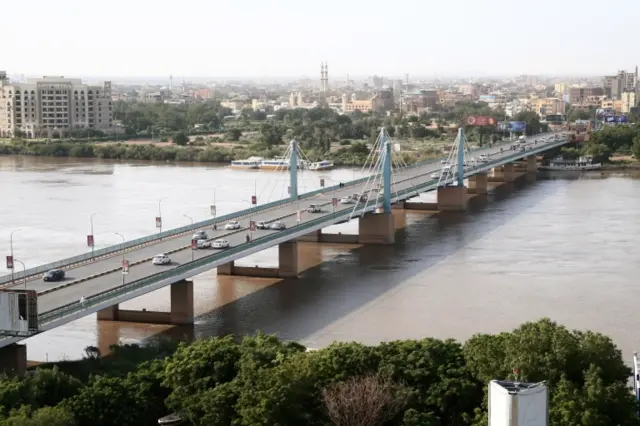 أوضحت مصادر لبي بي سي أن القوات الامنية مازالت تطارد افراد الخلية داخل الحي السكني.