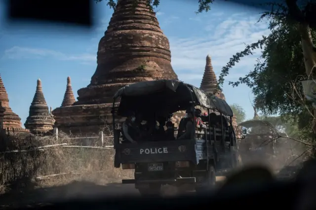 ကိုဗစ်ကပ်ဘေးဖြစ်ချိန် လူသူရှင်းလင်းမှုကို အခွင့်ကောင်းယူပြီး ဘုရားပုထိုးတွေထဲ အဖိုးတန်ပစ္စည်းတွေကို ခိုးယူနေမှုကို ကာကွယ်ဖို့ ရဲတပ်ဖွဲ့ဝင်တွေက ပုဂံဘုရားတွေမှာ ပြီးခဲ့တဲ့နှစ် ဇွန်လတုန်းက လုံခြုံရေးကင်းလှည့်နေတာဖြစ်ပါတယ်။