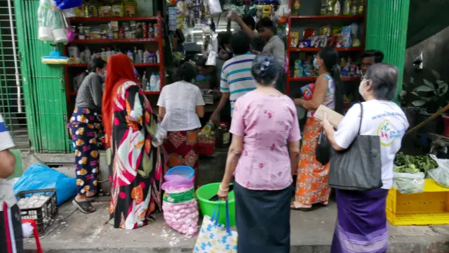 ရန်ကုန်မြို့လယ်က ကုန်စုံဆိုင်တစ်ခုမှာ အာဏာသိမ်းပြီးကာစ ကတန်းစီဝယ်ယူနေကြသူများ