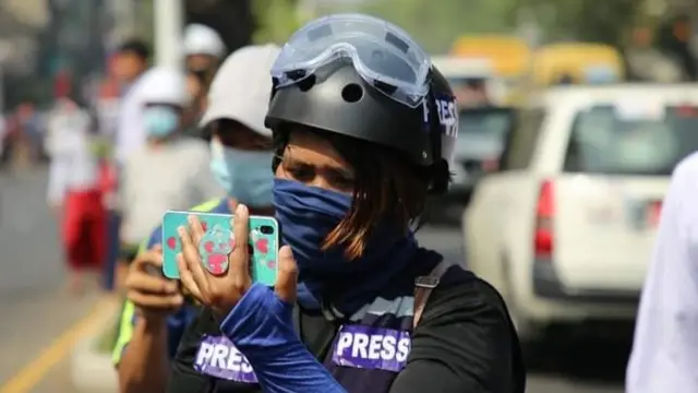 အာဏာသိမ်းမှုအပြီး ဖမ်းဆီးခံရသူတွေထဲမှာ အလွတ်တန်းသတင်းထောက် မသူဇာလည်းပါဝင်ပြီး မိသားစုက သူနဲ့အဆက်အသွယ်ပြတ်တောက်နေတာ ၁ လနီးပါးရှိနေပြီဖြစ်ပါတယ်။