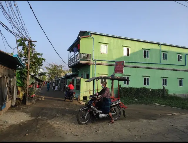 လှိုင်သာယာမြို့နယ်ထဲက အဆောင်တစ်ခု