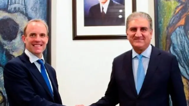 पाकिस्तानी विदेश मंत्री शाह महमूद क़ुरैशी के साथ ब्रितानी विदेश मंत्री डोमिनिक राब