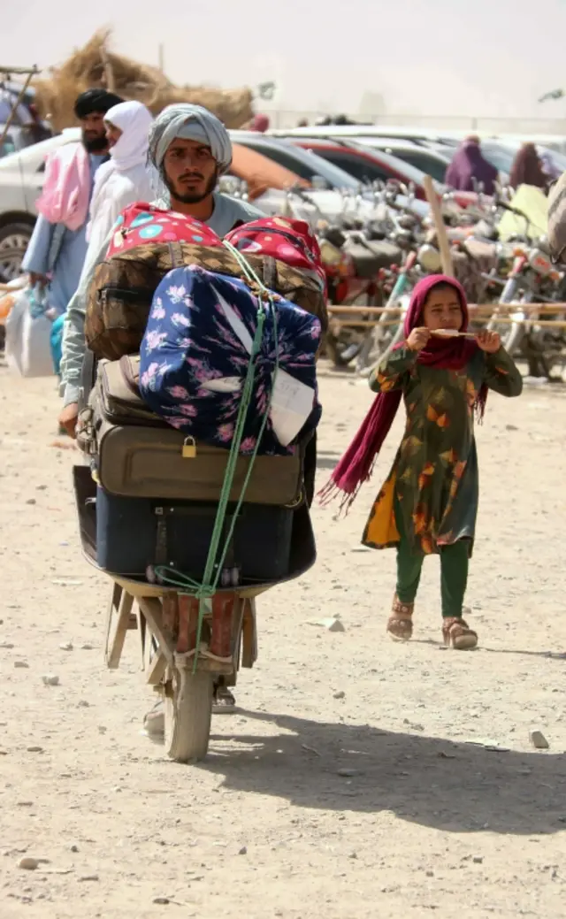 अफ़ग़ानिस्तान से बाहर निकलने की कोशिश करते आम लोग