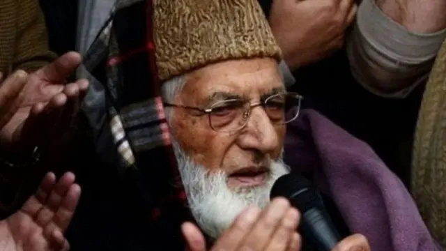 கிலானி உடல் மீது பாகிஸ்தான் தேசியக் கொடி