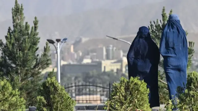 امرأتان ترتديان البرقع في أفغانستان