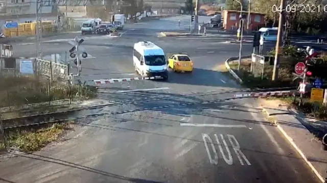 Yük treni hezemin geçitten geçerken