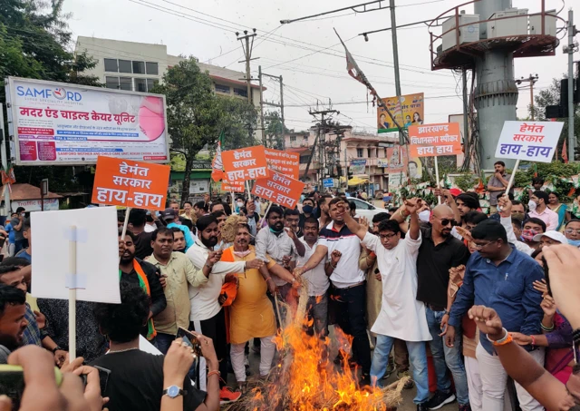 रविवार को बीजेपी ने राज्य में कई जगहों पर प्रदर्शन किए