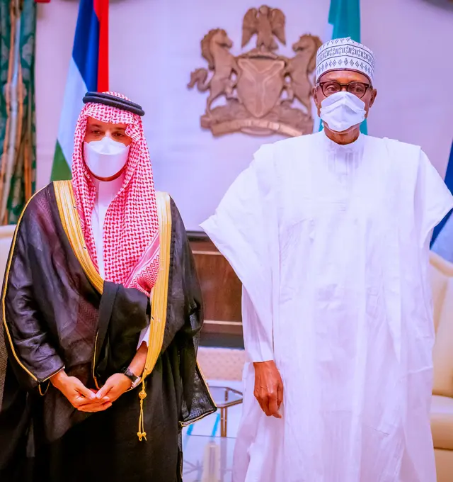 Ministan harakokin wajen Saudiyya Yarima Faisal Bin Farhan Al-Saud lokacin da ya kawo wa Shugaban Najeriya ziyara a Abuja