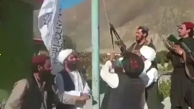 झंडा फहराते हुए तालिबान