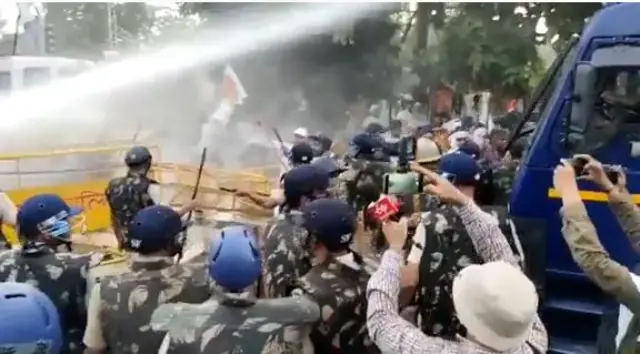 ਮਿਨੀ ਸਕੱਤਰੇਤ ਵੱਲ ਵਧੇ ਕਿਸਾਨਾਂ ਨੂੰ ਰੋਕਣ ਲਈ ਪੁਲਿਸ ਪ੍ਰਸ਼ਾਸਨ ਨੇ ਪਾਣੀ ਦੀਆਂ ਬੁਛਾੜਾਂ ਕੀਤੀਆਂ