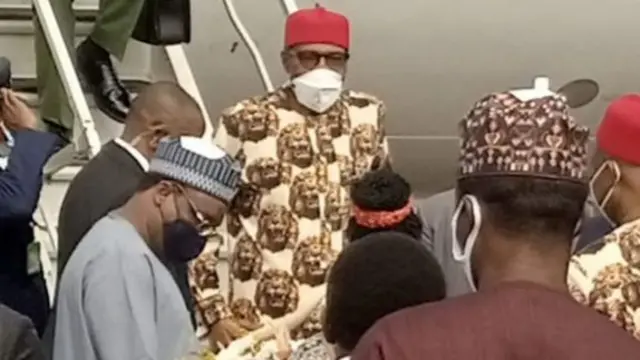 Shugaba Buhari yayin da yake fitowa daga jirgi