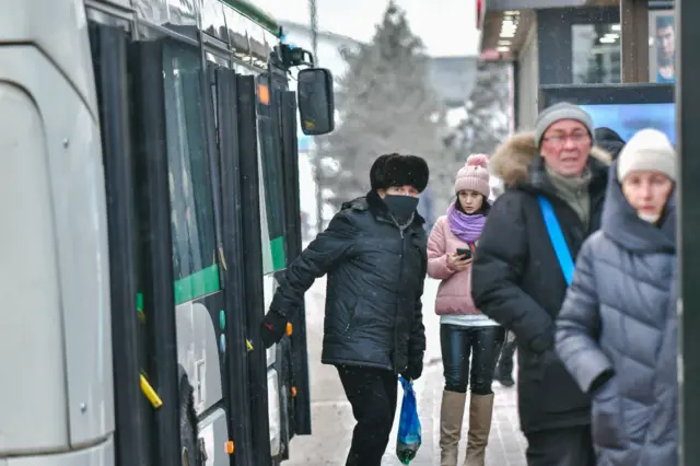Люди выходят из автобуса в Нур-Султане