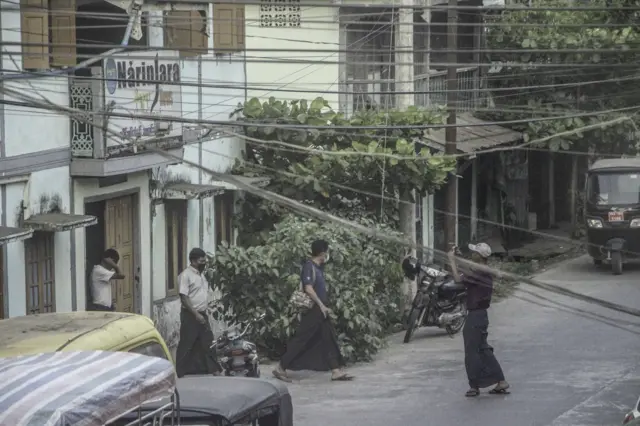 စစ်တွေမြို့အခြေစိုက် နိရဉ္စရာသတင်းဌာနကို လည်းပြီးခဲ့တဲ့ မတ်လ ၃၁ ရက်နေ့၊ ညနေ ၅ နာရီကျော်ခန့်က ရဲတပ်ဖွဲ့က ဝင်ရောက်ရှာဖွေပြီးသတင်းထောက်တွေကို ခေါ်သွားခဲ့