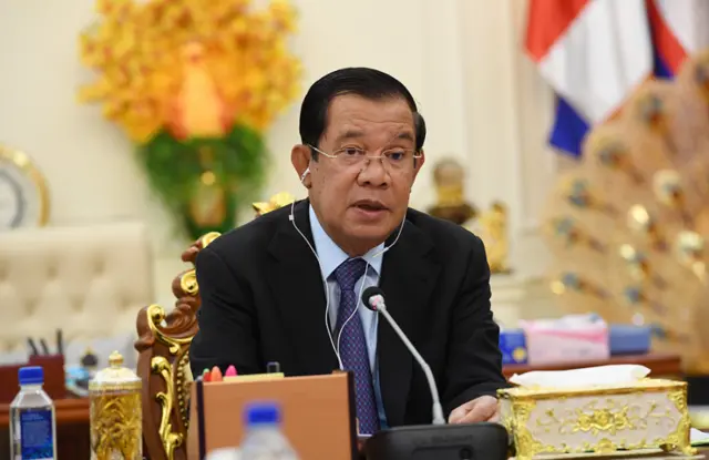 အာဆီယံအလှည့်ကျဥက္ကဋ္ဌလည်းဖြစ်၊ ကမ္ဘောဒီးယားဝန်ကြီးချုပ် ဟွန်ဆန်ဟာ ပြီးခဲ့တဲ့တစ်ပတ် သူ့ရဲ့နေပြည်တော်ခရီးစဉ်အပြီးမှာ မြန်မာ့အကျပ်အတည်းဖြေရှင်းရေး လမ်းပွင့်ဖို့ ပစ်ရပ်ရေးနဲ့ လူသားချင်းစာနာမှုအကူအညီပေးရေးကိစ္စ ၂ ခုကို အဓိကထားပြောနေပါတယ်။