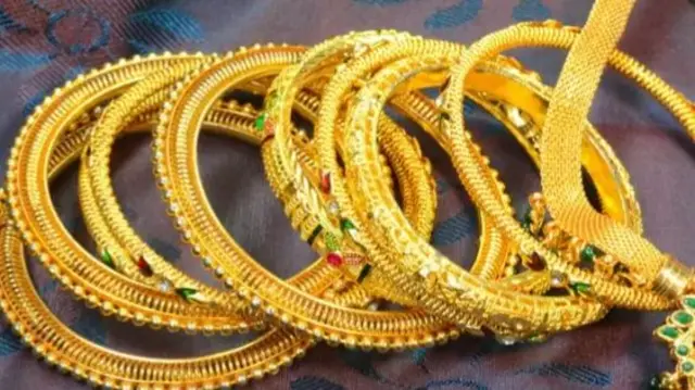 அதிகாரிகள் சோதனையில் சிக்கிய இருவர்