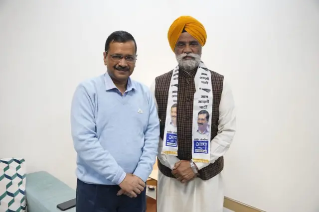 आम आदमी पार्टी सुप्रीमो अरविंद केजरीवाल के साथ जोगिंदर सिंह मान