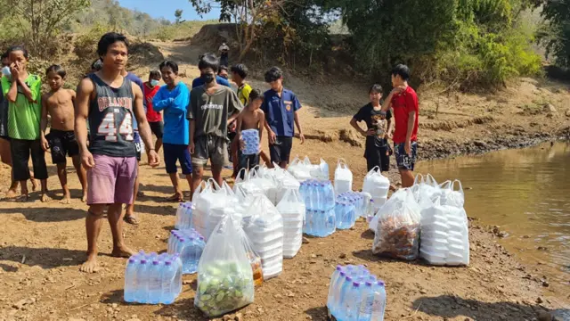 ဇန်နဝါရီ ၁၅ ရက်မနက်ပိုင်းမှာ ထိုင်းဘက်ခြမ်းက မြန်မာတွေချက်ပြုတ်ပေးတဲ့ ထမင်းထုပ်တွေကို မြန်မာဘက်ခြမ်းက စစ်ရှောင်တွေထံပို့ဆောင်ပေးနေစဉ်