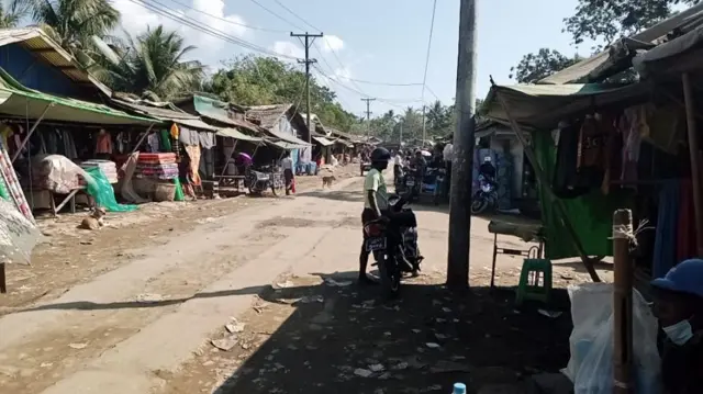 သဲချောင်းနဲ့ သက္ကေပြင် ဘက်မှာရှိတဲ့ ဈေးဆိုင်ခန်းတွေ