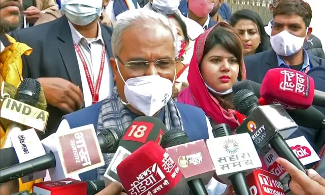 नोएडा में कांग्रेस उम्मीदवार के पक्ष में डोर-टू-डोर कैम्पेन करते भूपेश बघेल