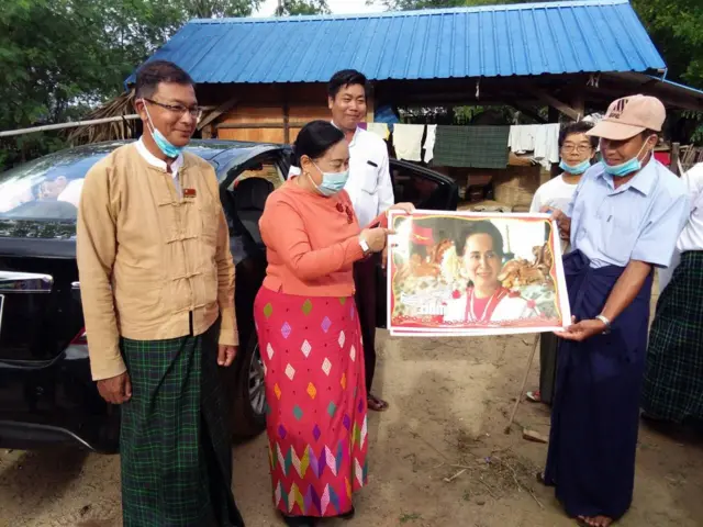 ပုလဲမြို့နယ်အမျိုးသားဒီမိုကရေစီအဖွဲ့ချုပ် မြို့နယ်အလုပ်အမှုဆောင်ဥက္ကဌ ဒေါက်တာအောင်လင်း (ဝဲ)