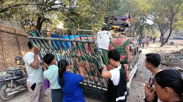 အဖျက်ခံရတဲ့ လူနေအိမ်တွေကို နေရာပြောင်းဖို့ လူမှု့ကူညီကယ်ဆယ်ရေးအသင်းတချို့မှ ကူညီသယ်ဆောင် လုပ်ကိုင်နေပုံ