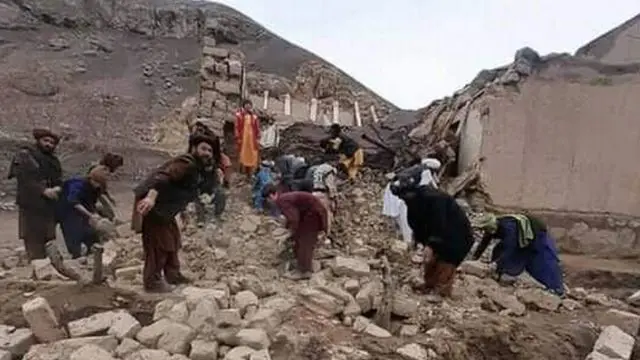 تلحق الهزات الأرضية أضرارًا بالمباني والمنازل المبينة بشكل سيئ في أفغانستان الفقيرة.