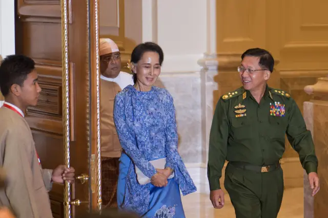 ၂၀၁၅ ရွေးကောက်ပွဲအနိုင်ရ NLD ပါတီ ကအစိုးရအာဏာလွှဲပြောင်းရယူတဲ့ ၂၀၁၆ခုနှစ် မတ်လ ၃၀ရက်မှာ  တွေ့ရတဲ့ ဒေါ်အောင်ဆန်းစုကြည်နဲ့ ဗိုလ်ချုပ်မှူးကြီးမင်းအောင်လှိုင်ကိုတွေ့ရစဉ် ( ပုံဟောင်း)