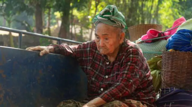 စစ်ရှောင်တွေထဲမှာ မြို့ဟောင်းကျေးရွာက အသက် ၁၁၁ နှစ်အရွယ် အဖွားဒေါ်စောလှလည်း ပါဝင်ပါတယ်။