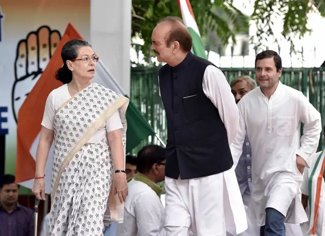 सोनिया गांधी और ग़ुलाम नबी आज़ाद