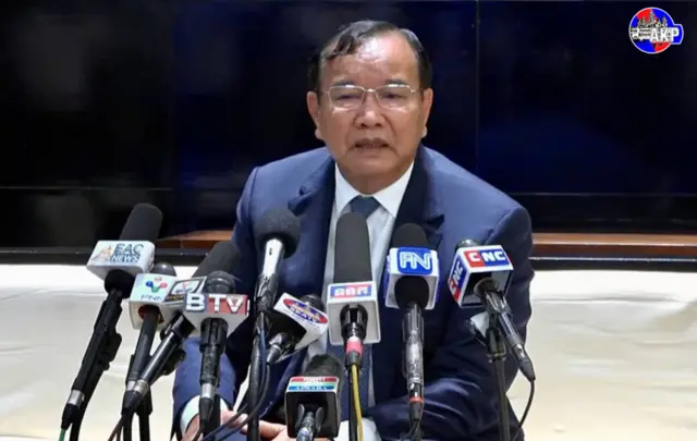 ကမ္ဘောဒီးယားဝန်ကြီးချုပ်ဟွန်ဆန်ရဲ့အခုလအစောပိုင်း မြန်မာခရီးစဉ်အ႔ပြီးသတင်းစာရှင်းလင်းပွဲမှာတွေ့ရတဲ့ ကမ္ဘောဒီးယားနိုင်ငံခြားရေးဝန်ကြီး