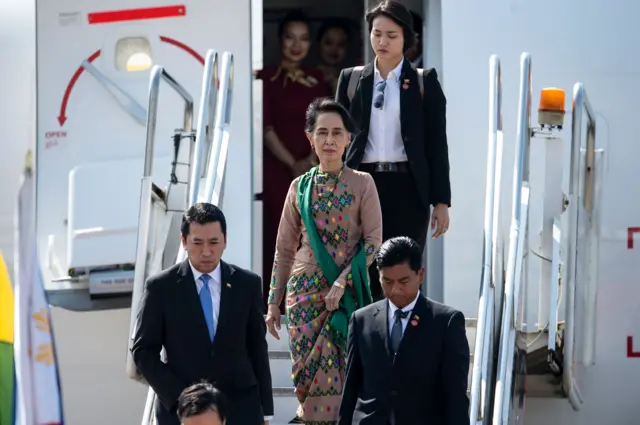 အတိုင်ပင်ခံပုဂ္ဂိုလ် ဒေါ်အောင်ဆန်းစုကြည်ရဲ့လုံခြုံရေးတာဝန်ယူခဲ့သူ ဒုရဲအုပ်ချယ်ရီထက်