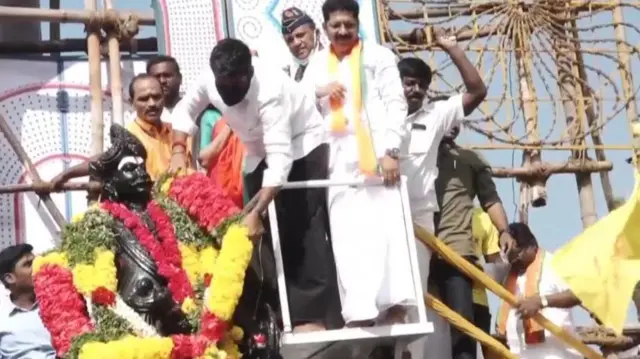 சுதந்திர போராட்ட வீரர் கட்டபொம்மன் சிலைக்கு மாலை அணிவிக்கும் அண்ணாமலை