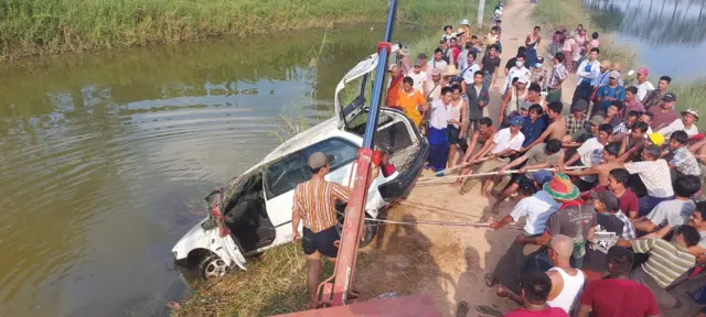 တွံတေးမှာ အိမ်စီးကား တစ်စီး ငါးမွေးကန်ထဲထိုးကျ