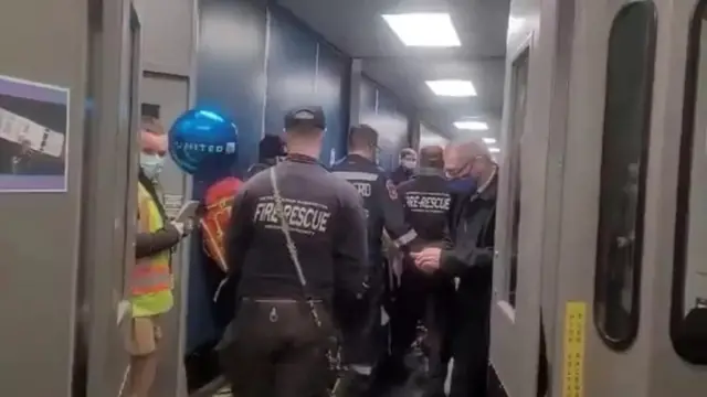 Madaktari wakiingia kwenye ndege wakati ilipowasili katika Uwanja wa ndege wa kimataifa wa Dallas.