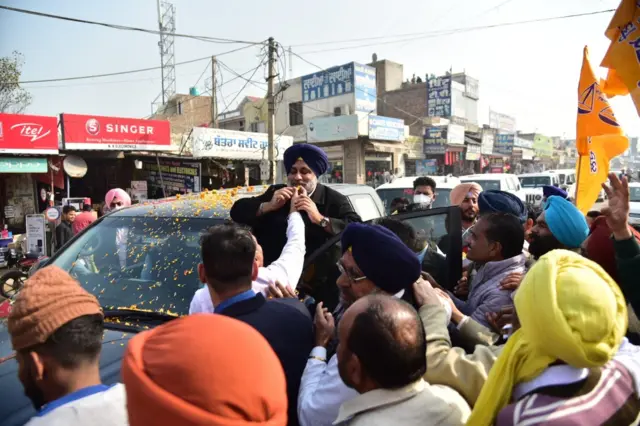 ਸ਼੍ਰੋਮਣੀ ਅਕਾਲੀ ਦਲ ਦੇ ਸੁਖਬੀਰ ਬਾਦਲ  ਅਰਨੀਵਾਲਾ ਵਿਖੇ ਆਪਣੇ ਸਮਰਥਕਾਂ ਨੂੰ ਮਿਲੇ।