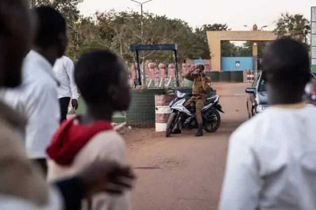 Kunaonekana kuzuka upya kwa kutatanisha kwa mapinduzi katika Afrika Magharibi, huku Burkina Faso ikiwa nchi ya tatu baada ya Mali na Guinea katika mwaka uliopita.