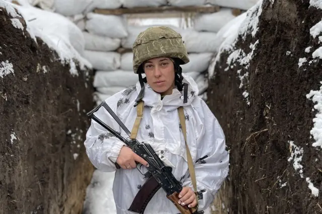 Haweenay ka mid ah askarta Ukraine