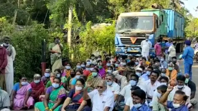 புதிய கிணறு அமைக்க முயற்சிப்பதாக போராட்டத்தில் ஈடுபட்டவர்கள் குற்றம்சாட்டினர்.