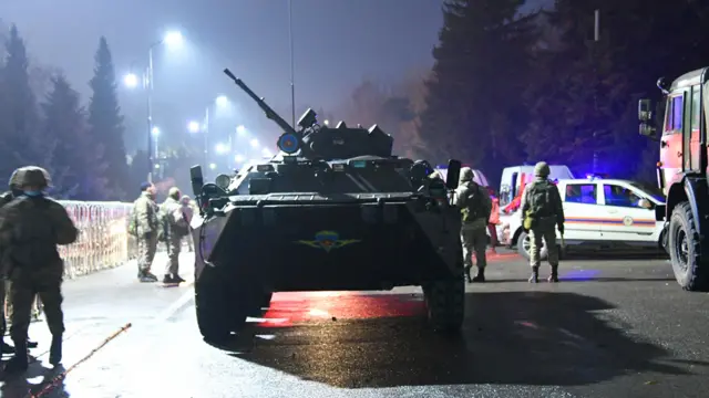 Ночь. БТРы на улицах Алматы
