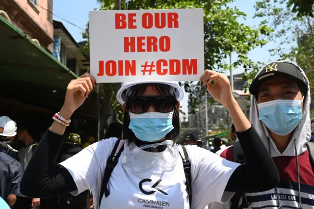 လူထု အနေနဲ့ CDM သမားတွေကို ရုပ်ပိုင်းဆိုင်ရာ စိတ်ပိုင်းဆိုင်ရာ အားဖြင့် အကူအညီပေးဖို့ ပန်ကြား