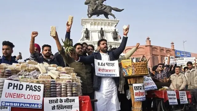 अमृतसर में प्रदर्शन करते बेरोज़गार