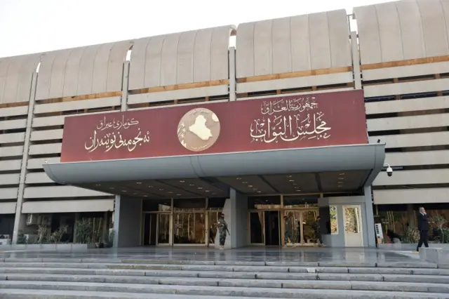 محافظ البصرة خارج قبة برلمان العراق الجديد مع انعقاد جلسته الأولى