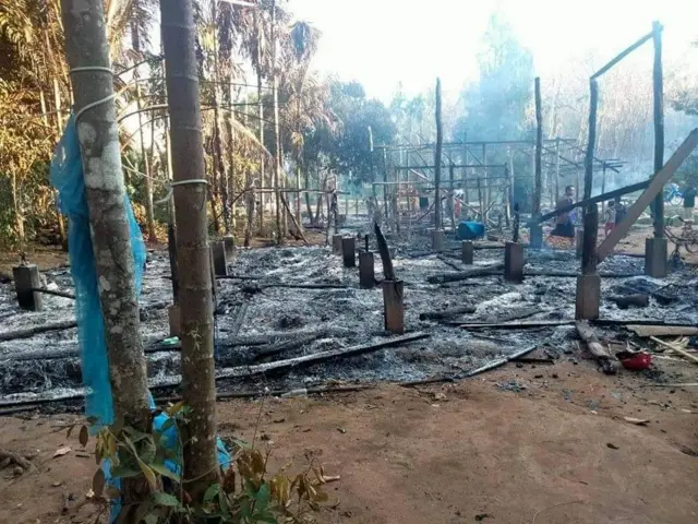 ပဝတ်ဖျားကျေးရွာ မီးရှို့ခံရတဲ့ နေအိမ်များ