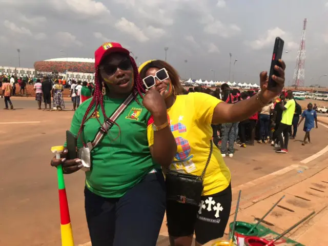 Some fotos of fans as dem arrive staduim for Afcon 2021 Day one