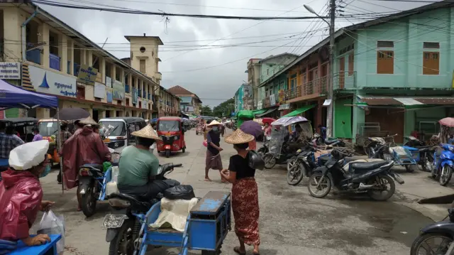 စစ်တွေမြို့က ဆိုင်ကယ်ဘေးတွဲနဲ့ သုံးဘီး အချို့
